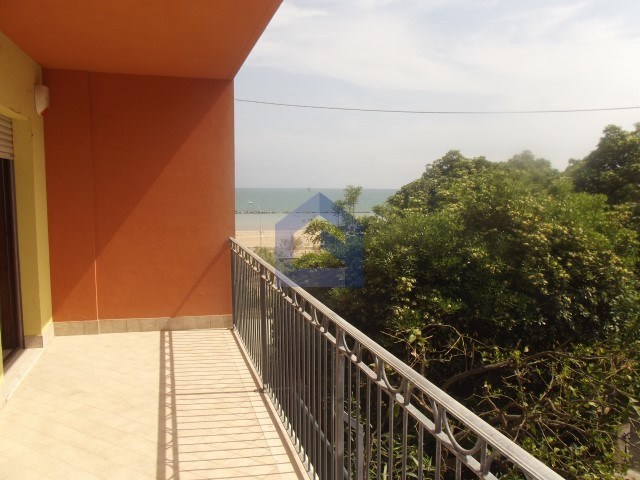 Apartment with direct access to the beach