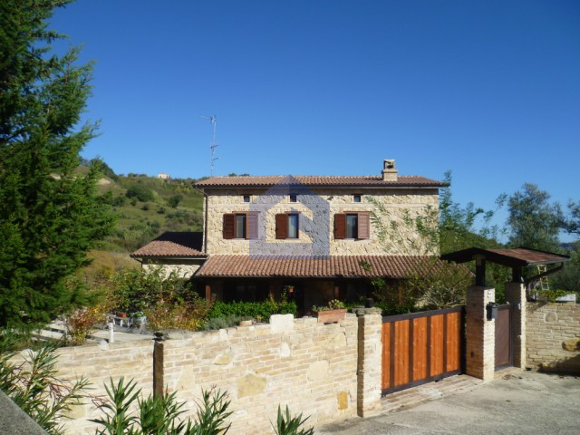 Lanciano: Villa in pietra su lotto di terreno di mq.2800