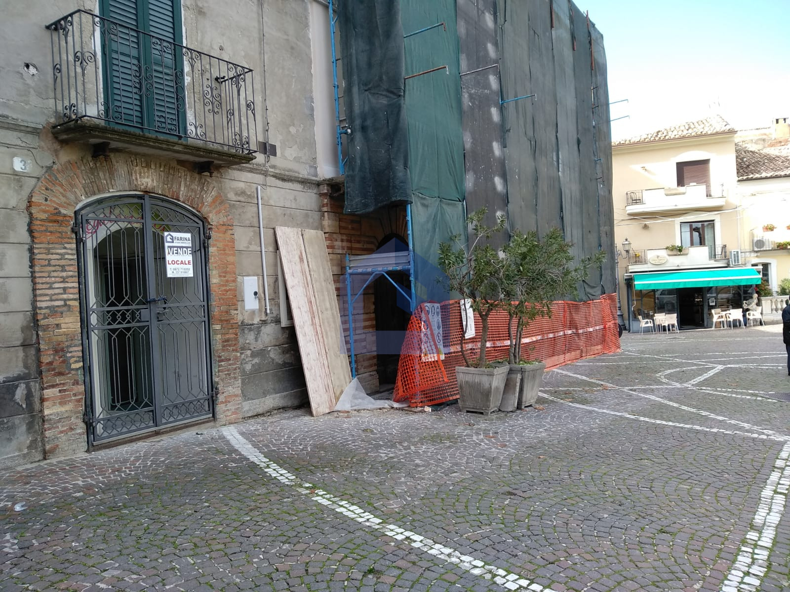 Archi: locale commerciale in piazza