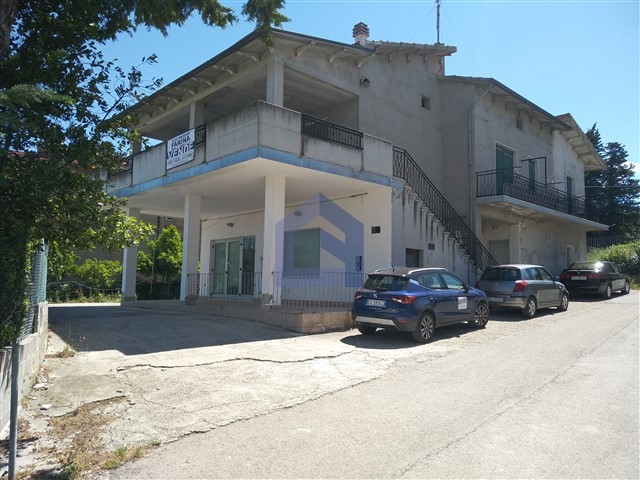 Monteodorisio: casa indipendente con locale commerciale