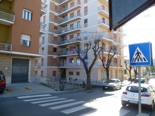 (Italiano) Ampio appartamento ristrutturato in centro