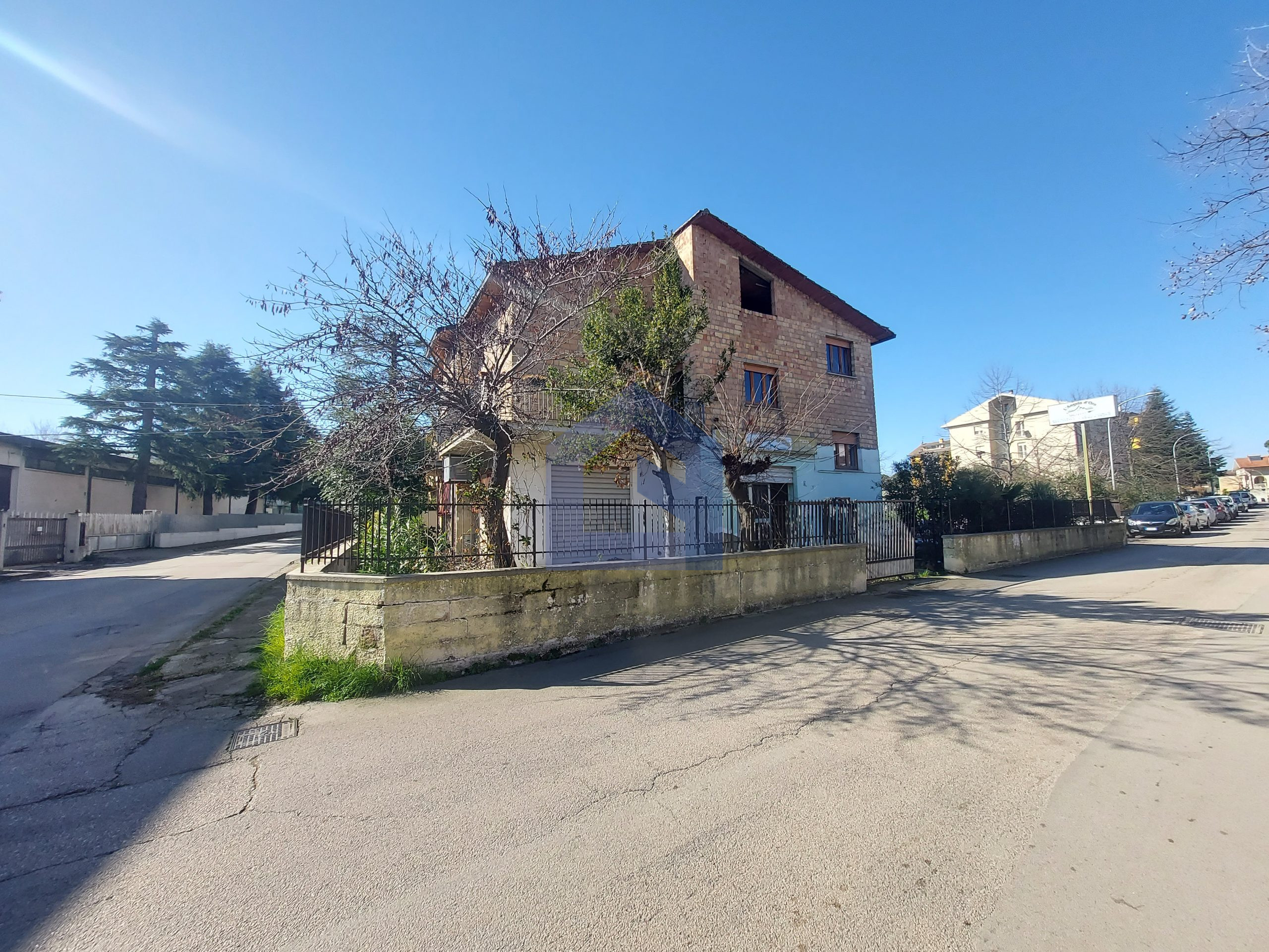 Lanciano, Casa indipendente con ampio magazzino al piano terra [V8916]