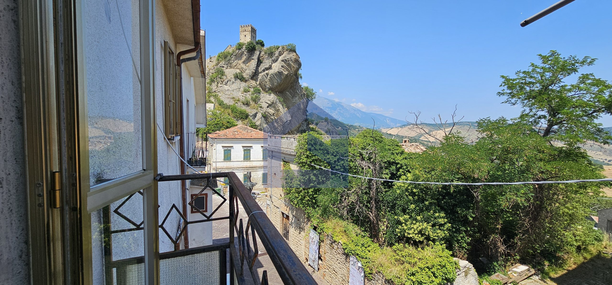 Roccascalegna, fabbricato con vista castello [V1935]