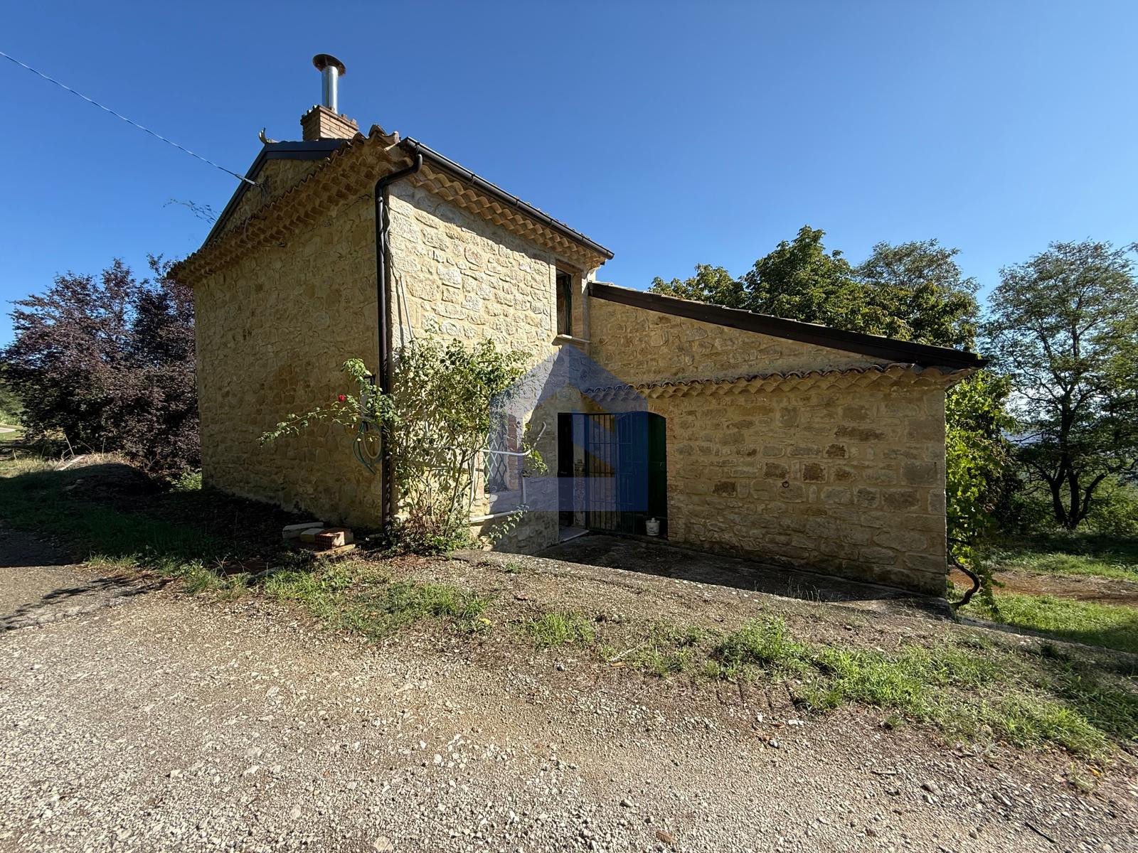 Carunchio, Casale in pietra con 3 ettari di terreno [V8968]