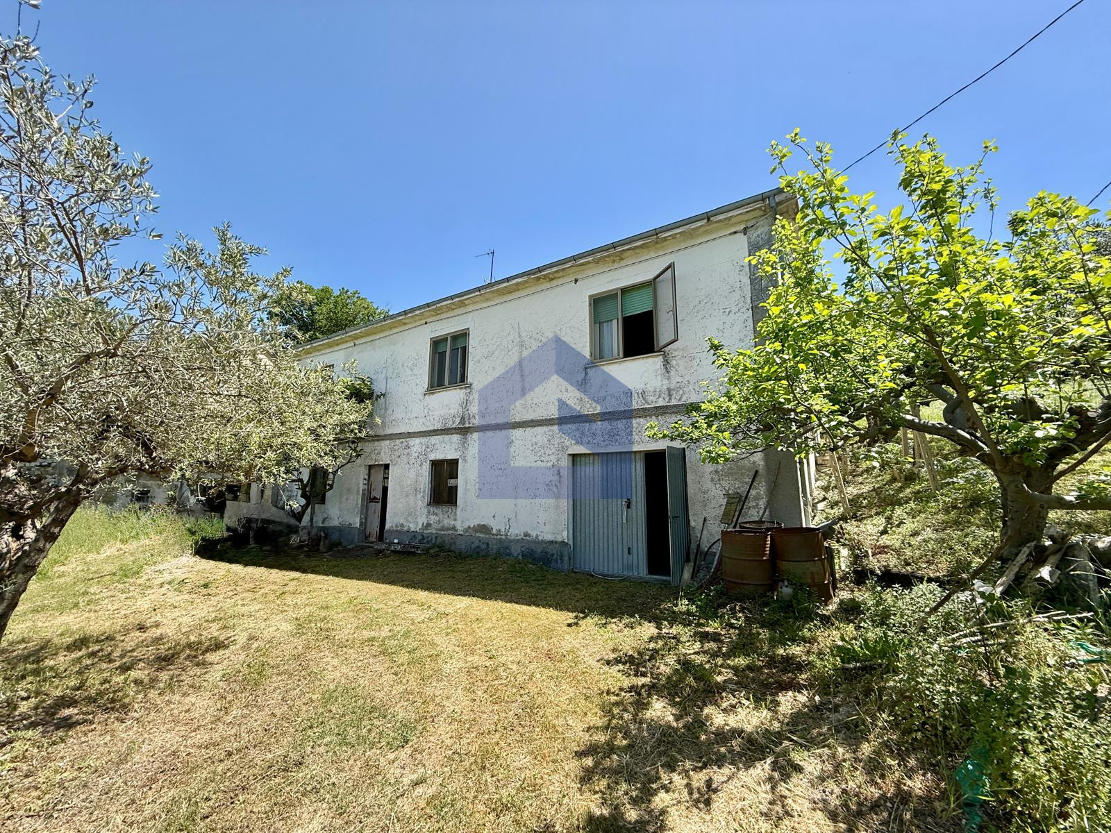 Torricella Peligna: Interessante proprietà con due case indipendenti, locali accessori e terreni