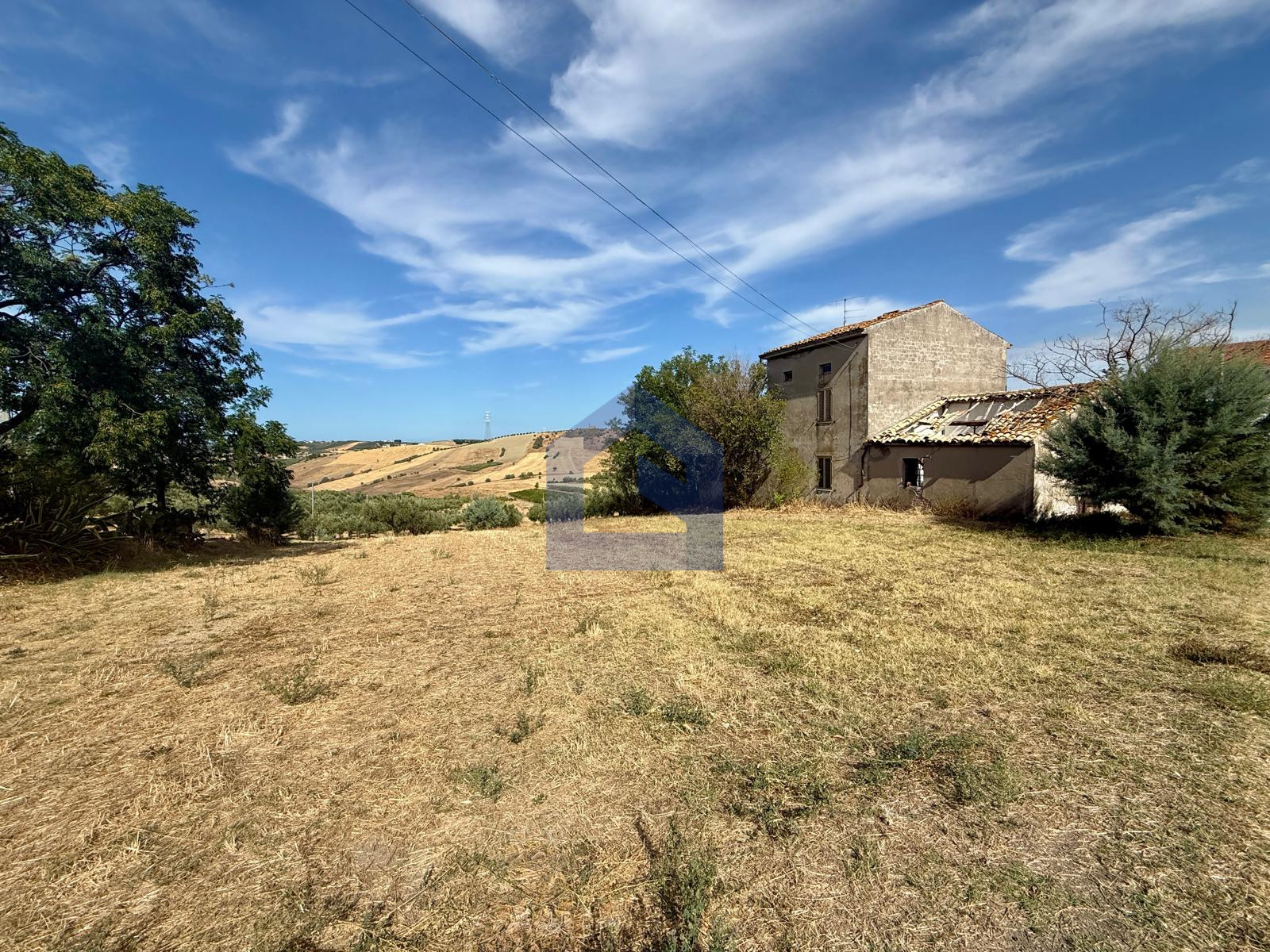 Lanciano, Colle Campitelli, Casale da ristrutturare con terreno, uliveto e vista sulla Maiella [V8119]